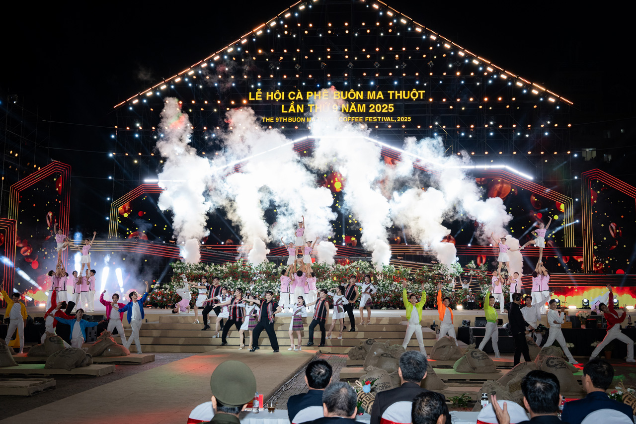 Hình ảnh vùng đất, văn hóa cà phê, con người Buôn Ma Thuột hiện lên năng động, giàu nội lực đang vươn mình mạnh mẽ để trở thành “Thành phố cà phê của thế giới”.