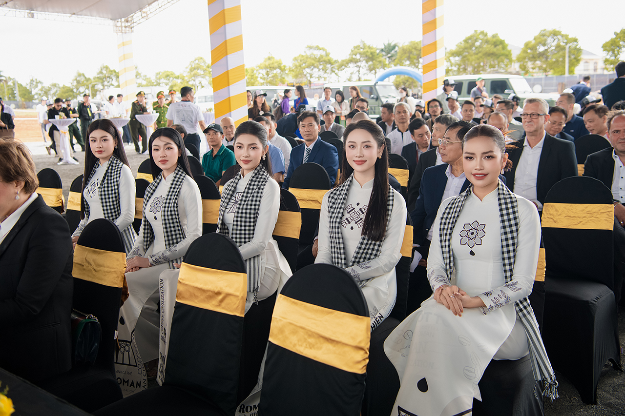 Hoa khôi Tâm Anh Thy, Hoa hậu Đoàn Thu Thuỷ, Hoa hậu Thu Uyên, Hoa khôi Vũ Như Quỳnh và Hoa hậu Ngọc Châu tại Lễ động thổ Nhà máy cà phê năng lượng Trung Nguyên Legend (Ảnh: Tô Thanh Tân)