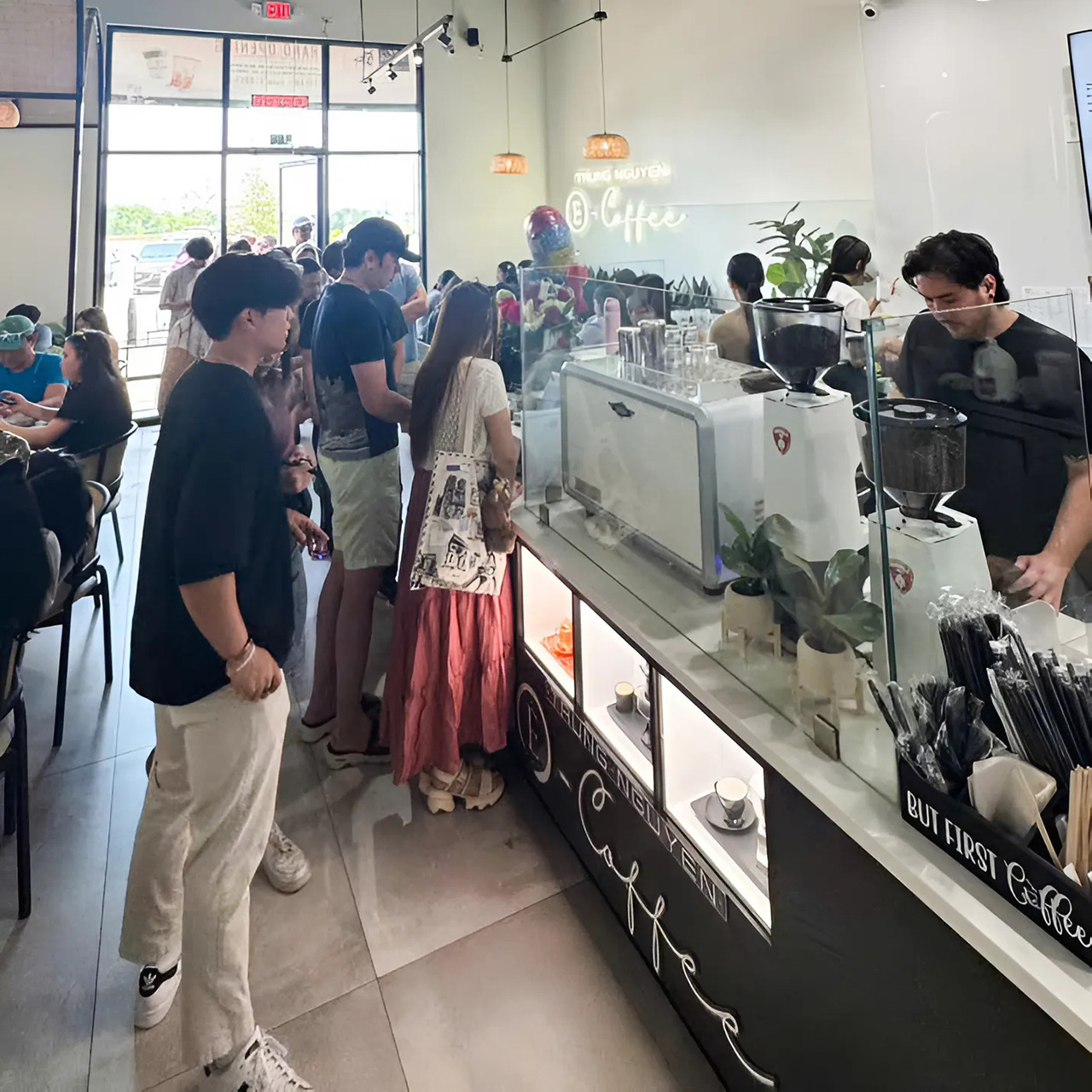 Không gian Trung Nguyên E-Coffee tại Carrollton, Texas, Mỹ thu hút đông đảo đông đảo người yêu cà phê quốc tế đến trải nghiệm cà phê và văn hóa cà phê Việt Nam trong ngày khai trương.