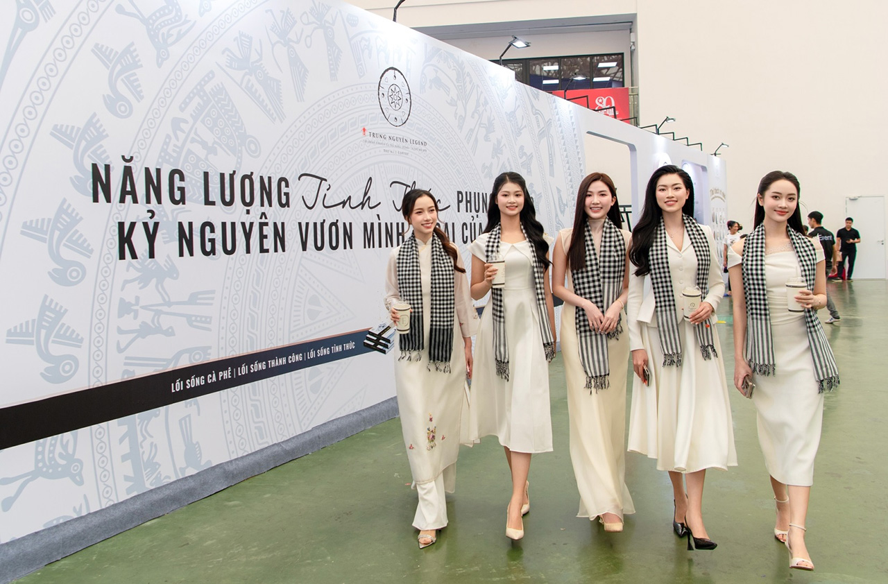 Các người đẹp Việt lan tỏa năng lượng tỉnh thức cùng Trung Nguyên Legend tại triển lãm A80