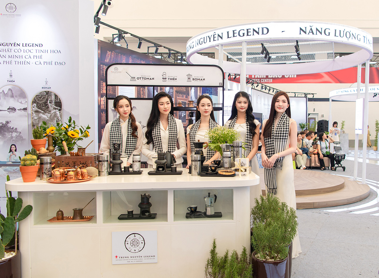 Sự hiện diện của Hoa hậu Thu Thủy, Top 5 Hoa hậu Việt Nam Ngọc Mai, Phương Linh, Hoa khôi Như Quỳnh, Diễn viên Lương Thanh với vẻ đẹp hiện đại và tri thức góp phần lan tỏa năng lượng tỉnh thức Trung Nguyên Legend tại triển lãm A80.