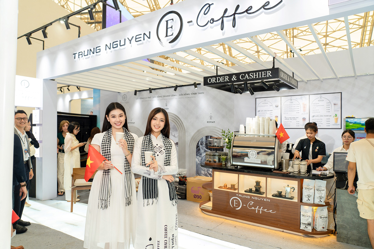 Nghệ sỹ Izara Thiên Nga và hoa khôi Anh Thy lan tỏa năng lượng tích cực từ Lối sống cà phê – Lối sống thành công – Lối sống tỉnh thức do Trung Nguyên Legend sáng tạo đến cộng đồng.