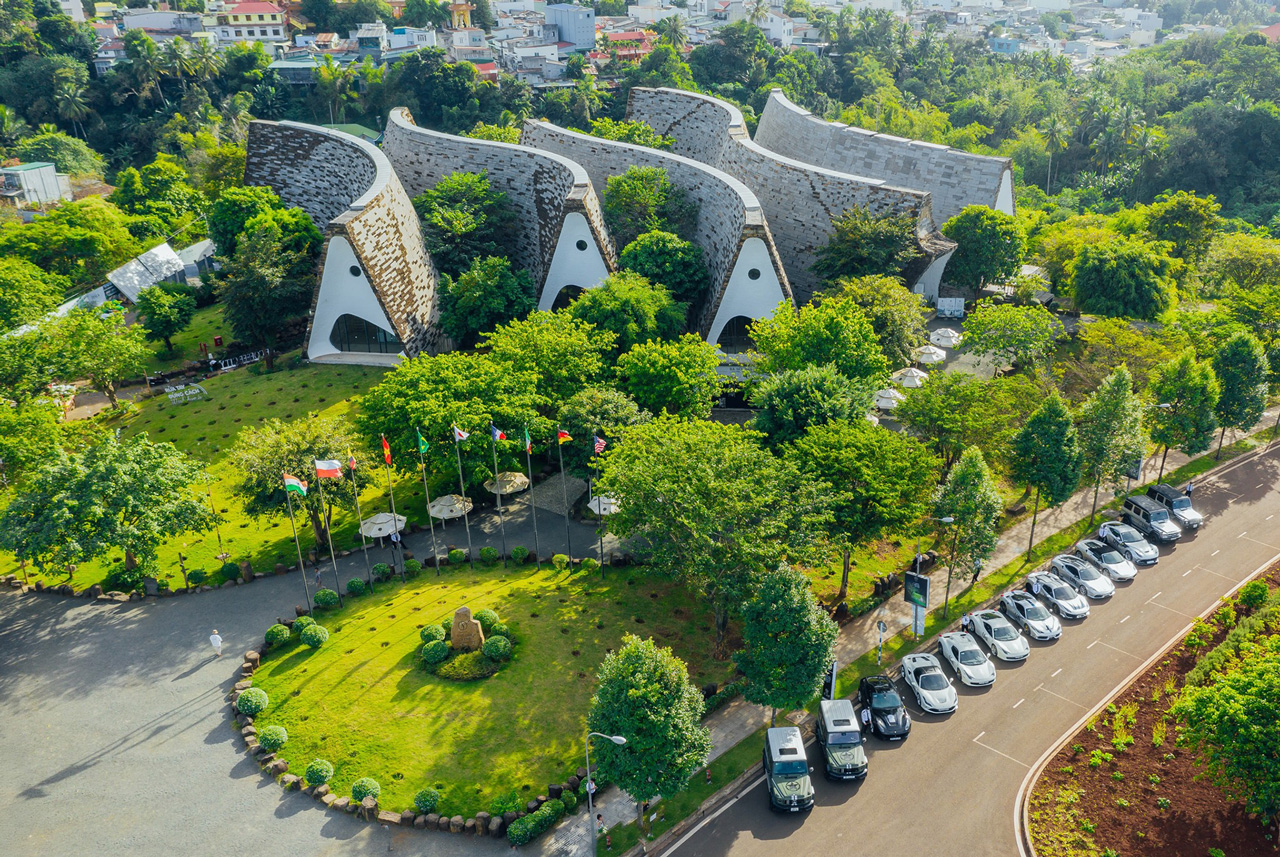 Bảo tàng Thế giới cà phê – Công trình biểu tượng của ngành cà phê Việt Nam được hãng thông tấn AP đánh giá là “Bảo tàng sống lớn nhất, sống động và độc đáo nhất” và “một trong 17 điểm đến tốt nhất phải đến khi tới Việt Nam” theo bình chọn của tạp chí du lịch hàng đầu Wanderlust.