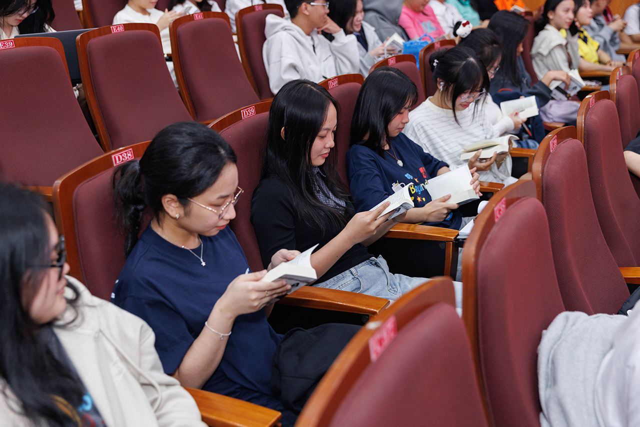 Sinh viên tích cực đón nhận những cuốn sách nền tảng, khởi đầu cho hành trình phát triển bản thân