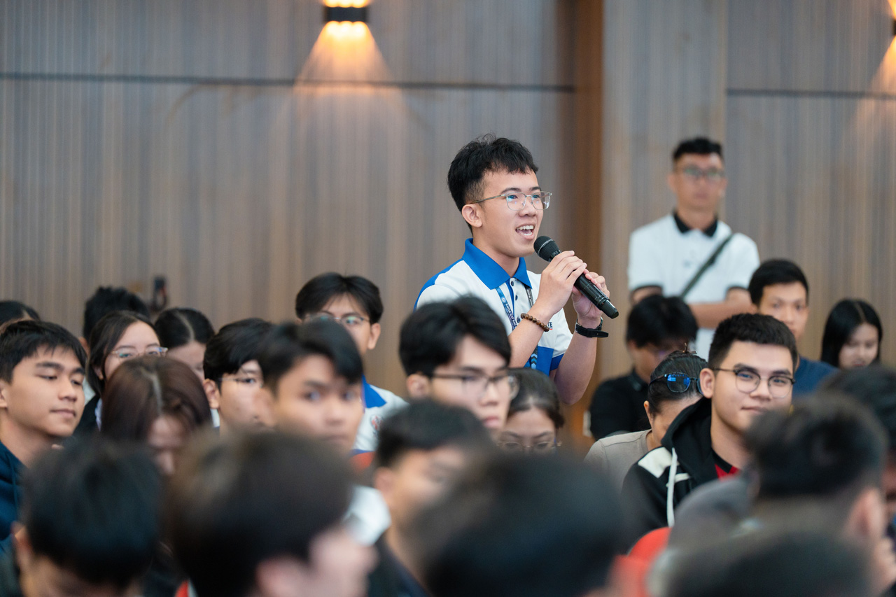 Các bạn sinh viên giao lưu cùng các khách mời về cách định hướng phát triển cá nhân