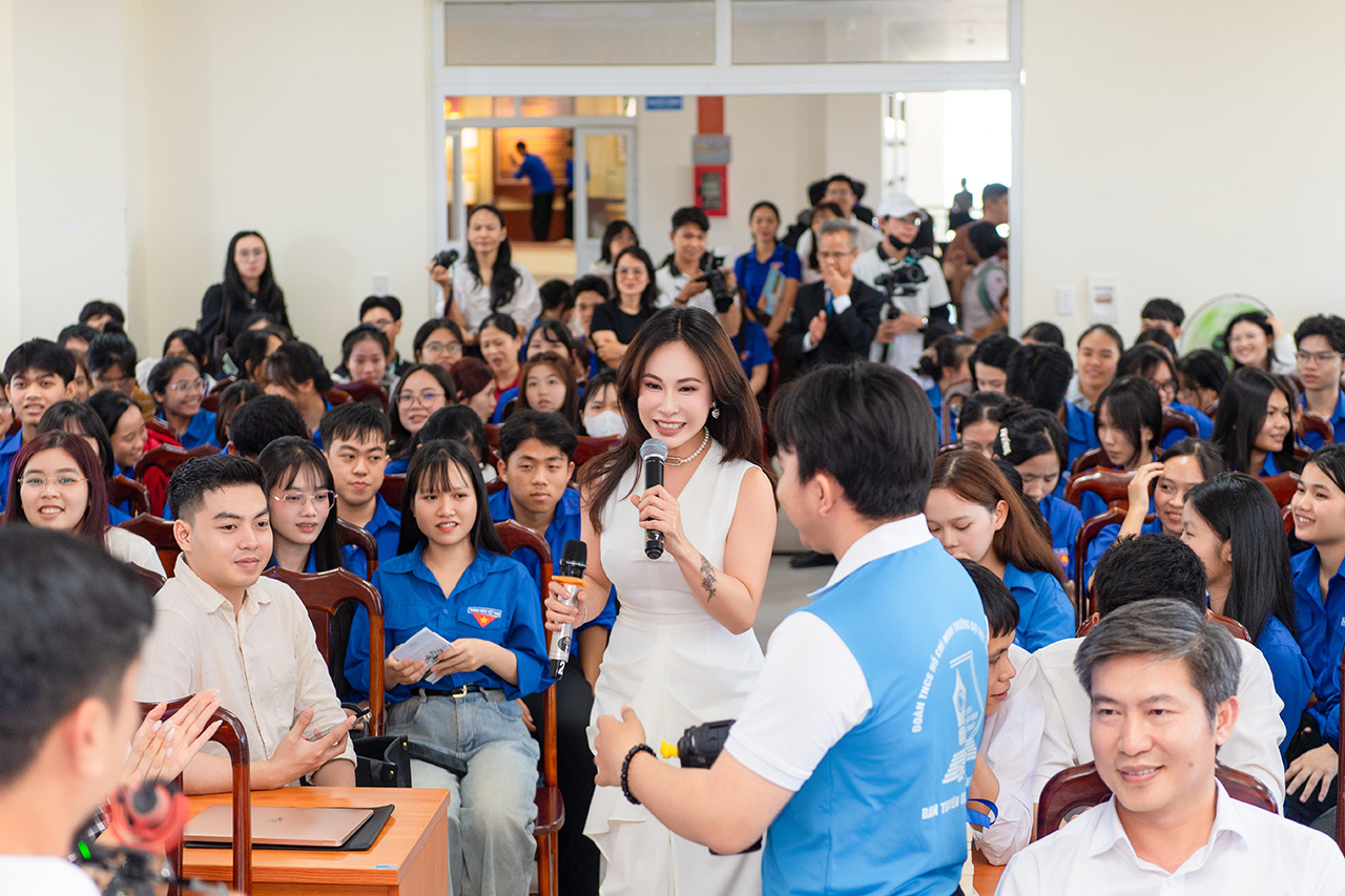 Ca sỹ Uyên Linh, người đồng hành cùng Hành trình Từ Trái Tim trong nhiều năm, tiếp tục truyền cảm hứng đến thế hệ trẻ Tây Nguyên về khát vọng lớn, tinh thần phụng sự.