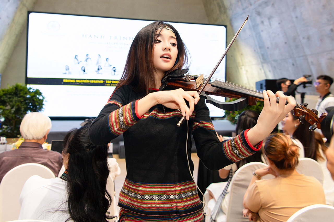 Đồng hành cùng Hành trình Từ Trái Tim, ca sỹ Izara Thiên Nga chia sẻ đến các bạn trẻ “đọc sách và trau dồi kiến thức, quan trọng là bền bỉ, không bao giờ từ bỏ và hãy là chính mình”.