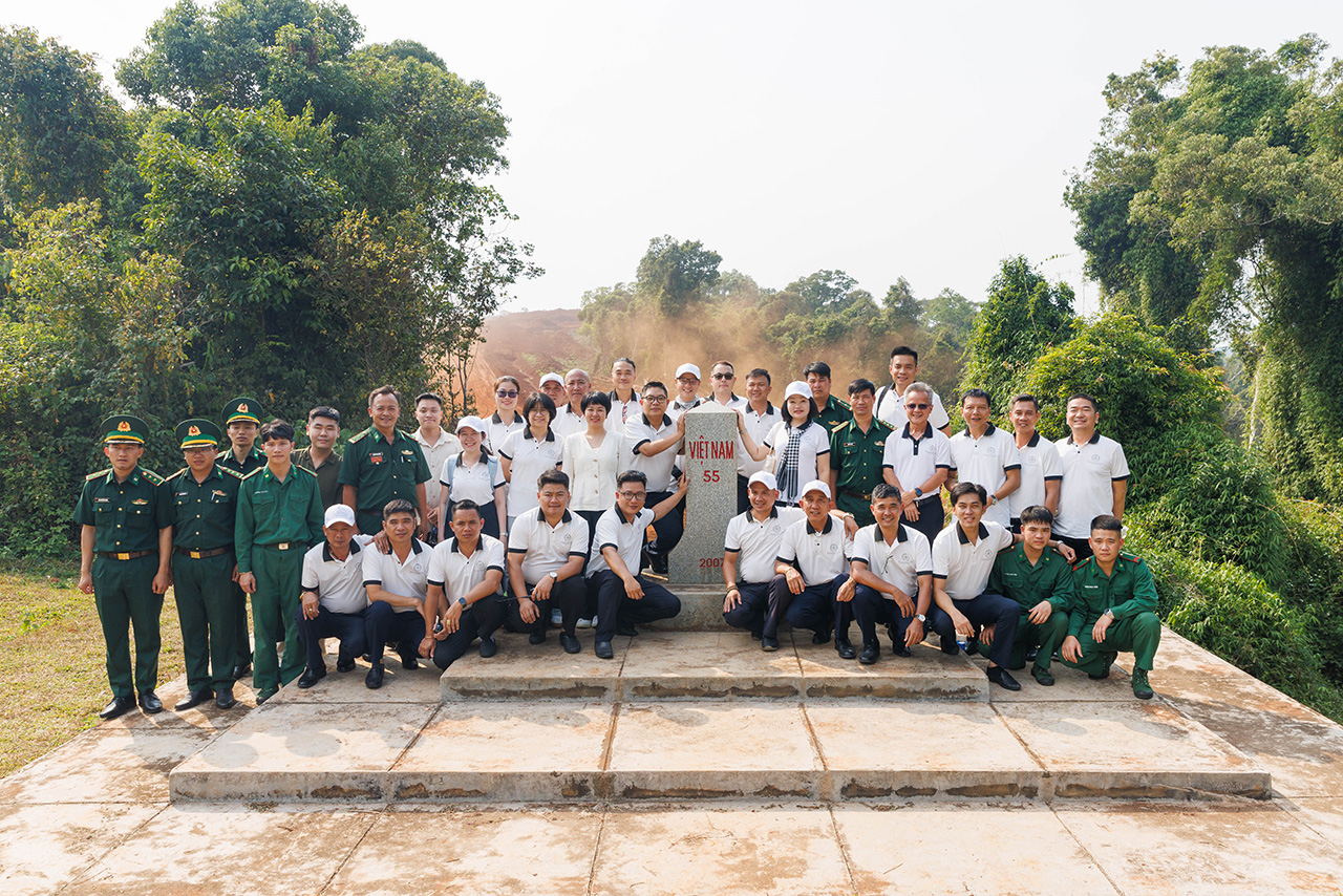 Đoàn Hành trình từ trái tim chụp ảnh kỷ niệm cùng các chiến sĩ Đồn Biên phòng Tuy Đức, tỉnh Lâm Đồng