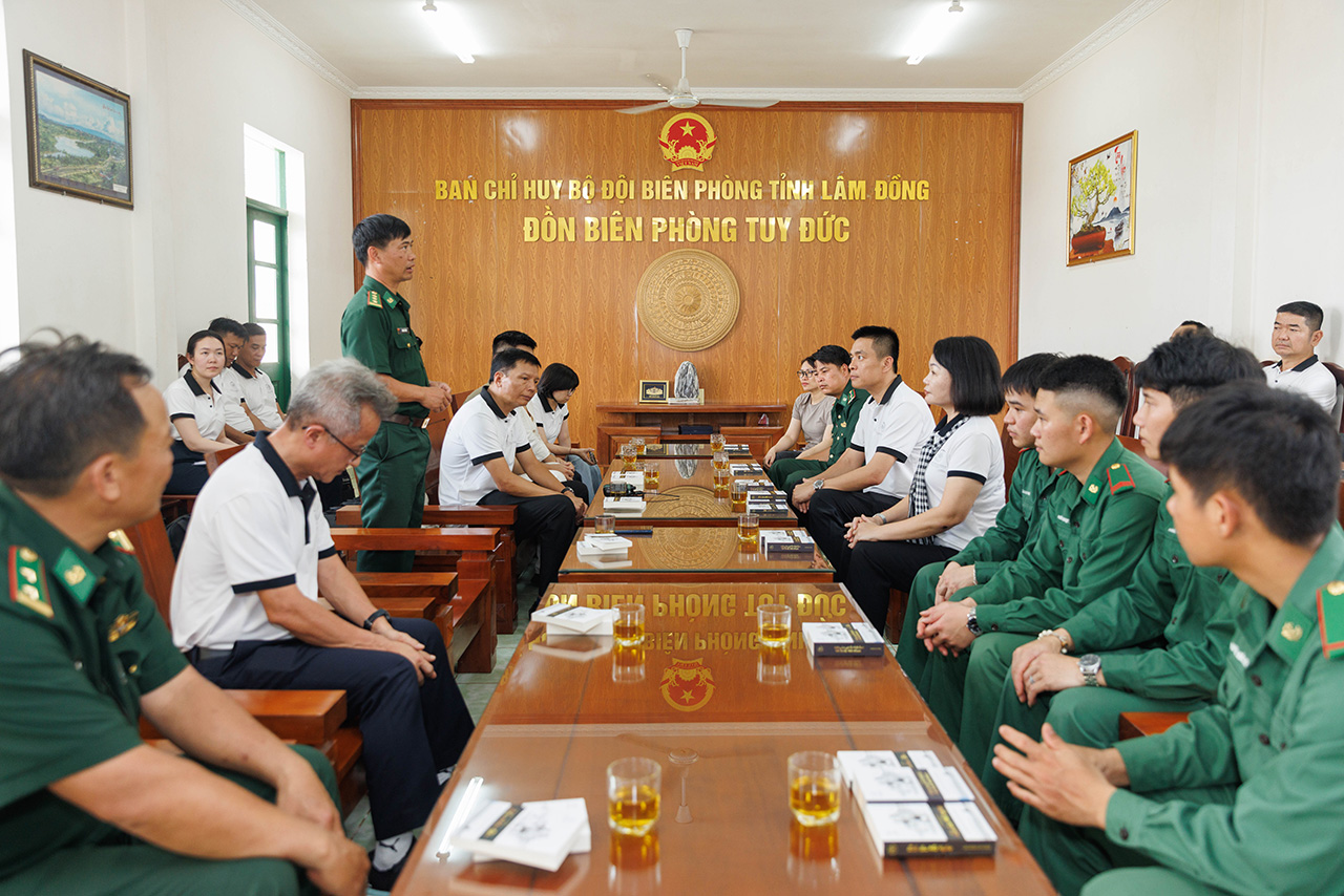 Đồn trưởng Đồn Biên phòng Tuy Đức, ông Đinh Hải Tỉnh xúc động chia sẻ về giá trị của những cuốn sách quý trong Tủ sách nền tảng đối đời.