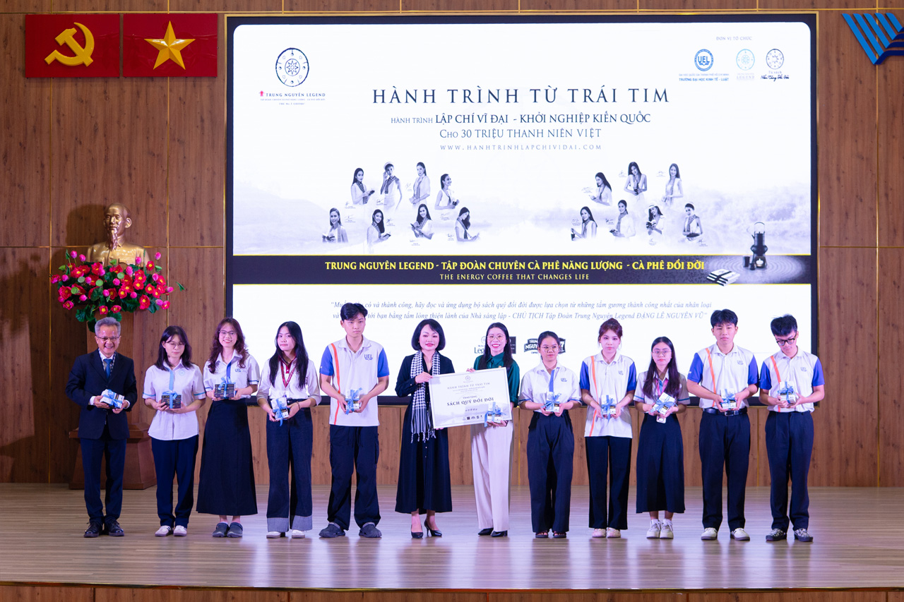 Hành Trình Từ Trái Tim trao tặng các suất hỗ trợ học tập cho sinh viên trường Đại học Kinh tế - Luật, ĐHQG-HCM, tiếp sức cho sinh viên vươn tới tri thức và phát triển bền vững