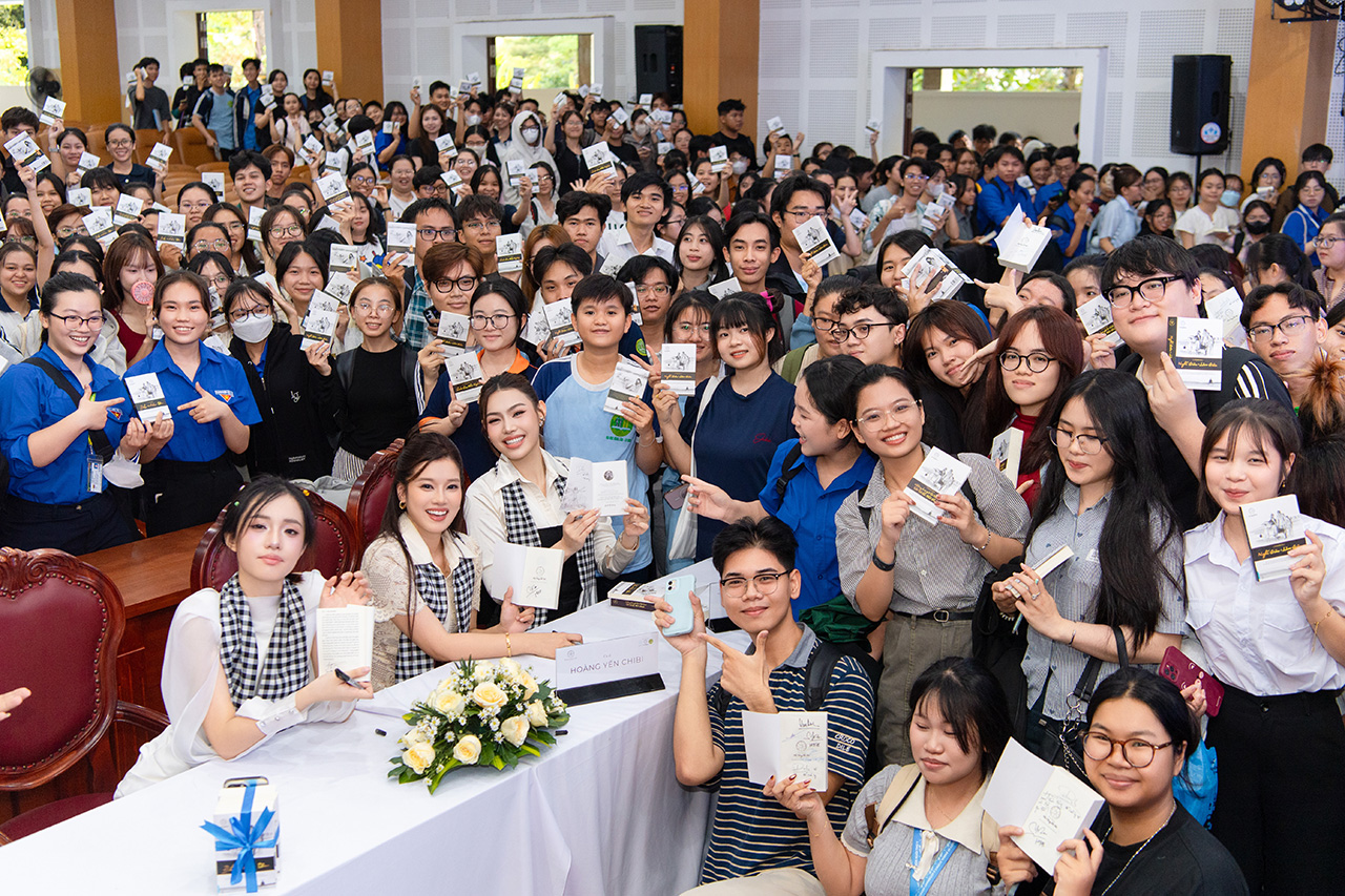 Sinh viên tràn đầy năng lượng và hứng khởi khi đón nhận những cuốn sách quý đổi đời trang bị cho hành trình lập thân, lập nghiệp