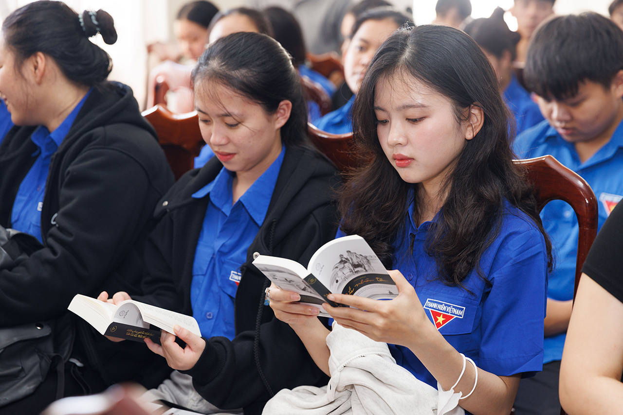 Những câu chuyện truyền cảm hứng về tinh thần dám khát vọng lớn, dám thách thức thất bại để lập thân, lập nghiệp và phụng sự cộng đồng trong những cuốn sách đổi đời của Hành trình Từ Trái Tim thu hút các bạn trẻ sinh viên.