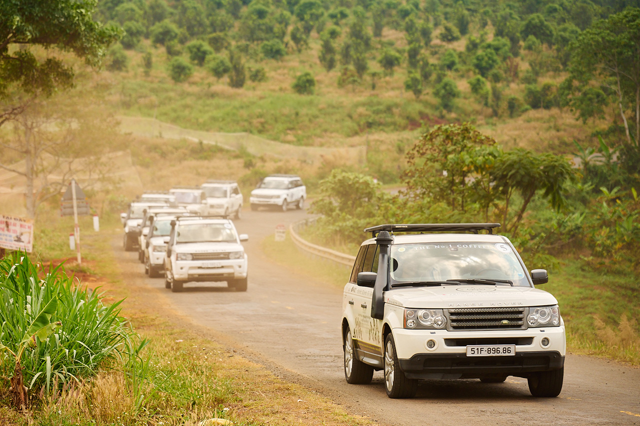 Đoàn xe “Hành trình Từ Trái Tim” vượt hàng trăm km đường đá gập ghềnh, băng qua những triền dốc cao nguyên trong nắng gió đến với các chiến sĩ nơi biên cương.