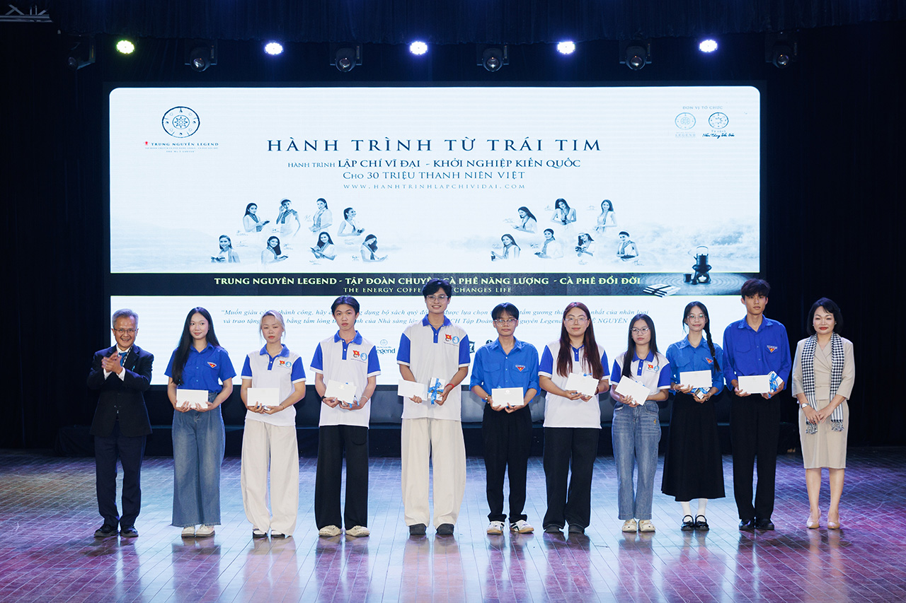 Hành trình Từ Trái Tim tiếp tục trao tặng những cuốn sách quý và học bổng đến các bạn sinh viên