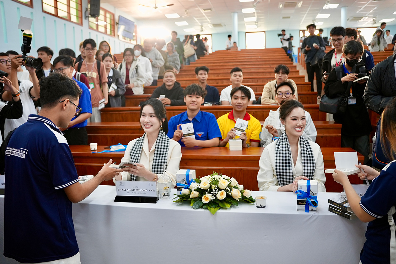 Các bạn sinh viên hào hứng đón nhận những cuốn sách quý từ Hành trình Từ Trái Tim trao tặng