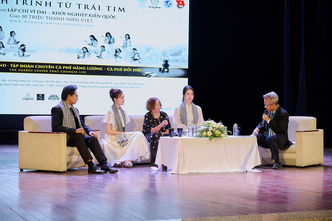 Các khách mời đặc biệt giao lưu cùng sinh viên trong chương trình