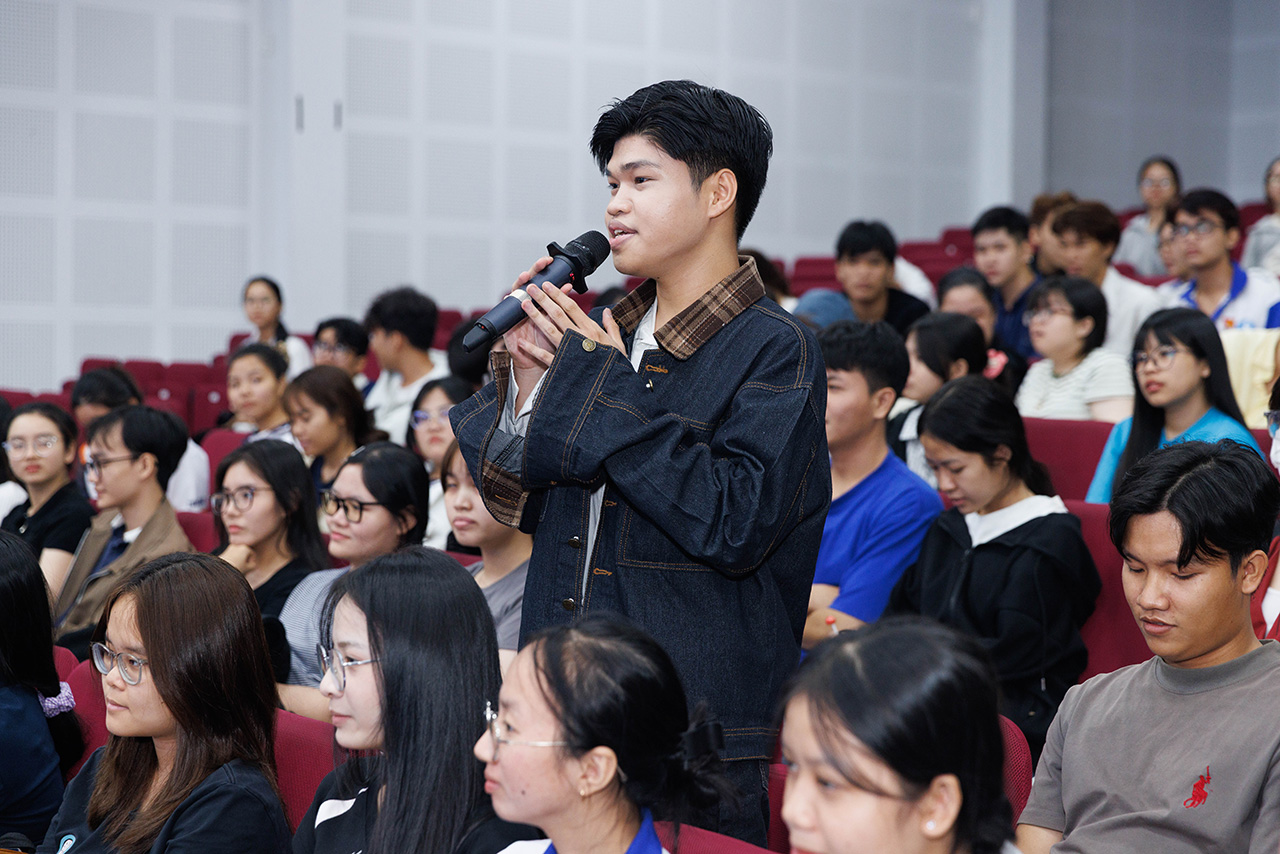 Các bạn sinh viên sôi nổi đặt câu hỏi giao lưu với khách mời trong chương trình