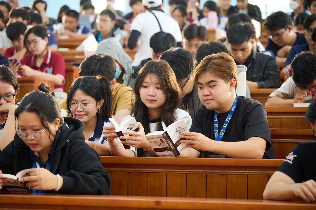 Các bạn sinh viên chăm chú đọc những cuốn sách từ Hành trình Từ Trái Tim