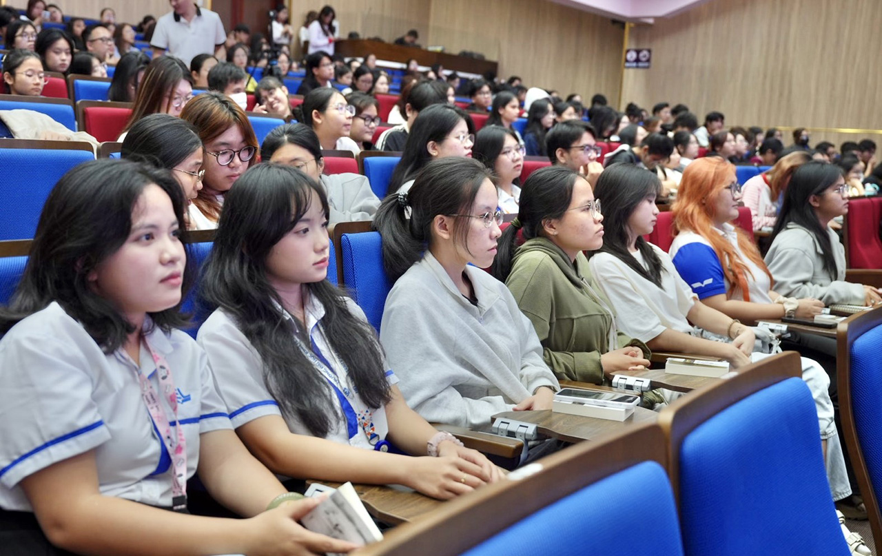 Sinh viên chăm chú lắng nghe về những bài học và trải nghiệm, chuẩn bị cho hành trình kiến tạo tương lai