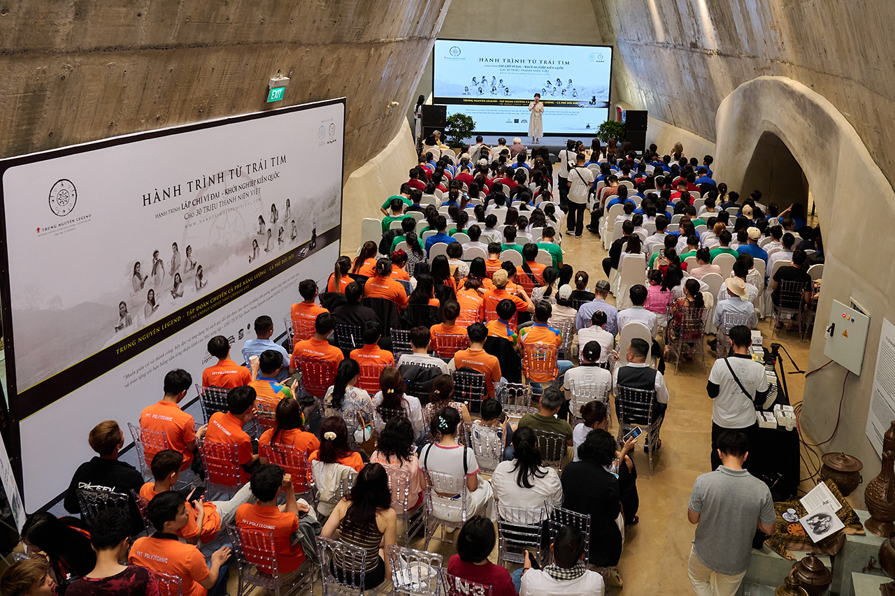 Tại Bảo tàng Thế giới Cà phê, nhà báo Hoàng Thiên Nga chia sẻ mục tiêu của Hành trình Từ Trái Tim chính là khơi dậy ý chí, khát vọng nơi người trẻ – thế hệ rường cột của đất nước.