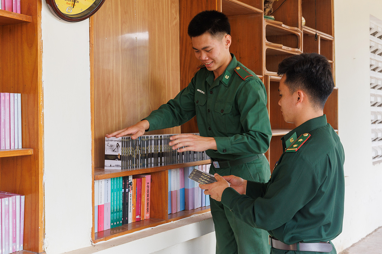 Các chiến sĩ Đồn Biên phòng Leng Su Sìn háo hức đón nhận những sách quý của Hành trình Từ Trái Tim trao tặng và sắp xếp ngay ngắn lên tủ sách của đơn vị.
