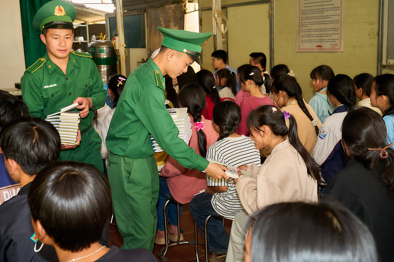 Các chiến sĩ đồn Biên phòng Sì Lờ Lầu đồng hành trao tặng sách quý, dụng cụ học tập cho các em học sinh trường THCS Sì Lờ Lầu.