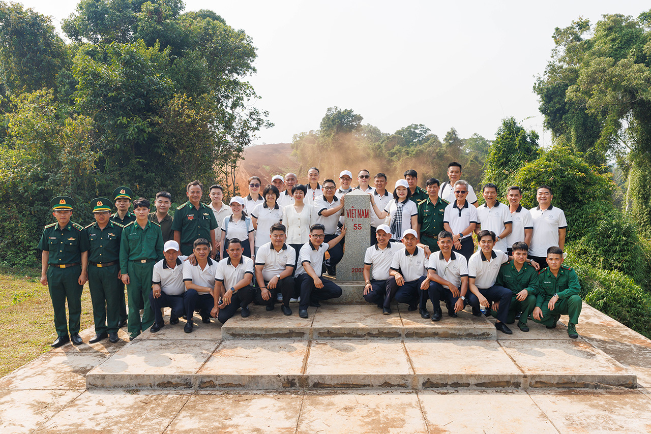 Đoàn Hành trình Từ Trái Tim cùng các chiến sĩ Đồn Biên phòng Tuy Đức, tỉnh Lâm Đồng tại cột mốc biên giới số 55 giáp biên giới Cambodia.