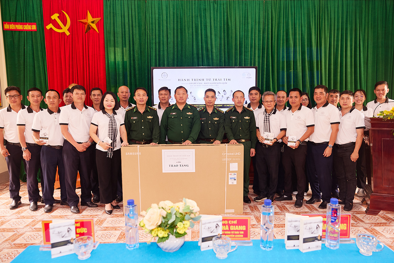 Các cán bộ, chiến sĩ Đồn Biên phòng Chiềng Sơn, tỉnh Sơn La đón nhận sách quý và những món quà ý nghĩa, thiết thực từ Hành trình Từ Trái Tim.