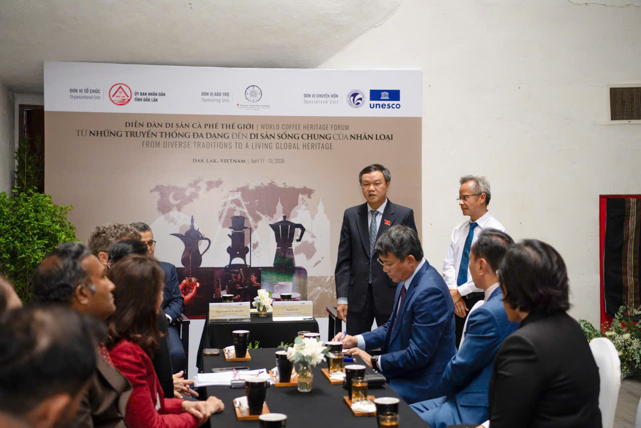 Trong khuôn khổ Diễn đàn Di sản Cà phê Thế giới, Ông Đào Mỹ - Tỉnh ủy viên, Phó Chủ tịch UBND tỉnh Đắk Lắk đã gặp gỡ, trao đổi cùng các Đại sứ, Tổng lãnh sự các cường quốc cà phê, các đại biểu quốc tế trong chương trình về những giá trị của cà phê Đắk Lắk, Việt Nam trong việc tôn vinh sự đa dạng văn hóa và gìn giữ các di sản sống của nhân loại.