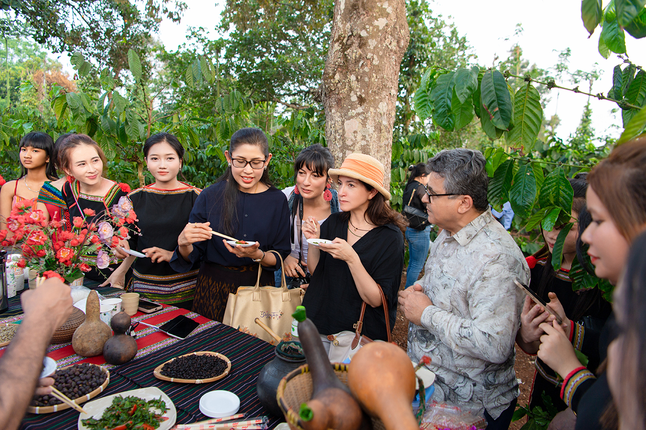 Bà Urawadee Sriphiromya - Đại sứ Vương quốc Thái Lan tại Việt Nam, Bà Camila Polo Florez - Đại sứ Colombia tại Việt Nam, Ông Saadi Salama - Đại sứ Palestine tại Việt Nam (ở giữa từ trái qua) trải nghiệm văn hóa cà phê bản địa trong không gian vườn cà phê ở Buôn Tơng Jú, Đắk Lắk.