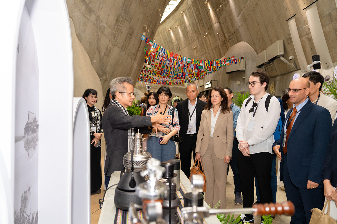 Đoàn đại biểu quốc tế, Ông Renzo Moro, Trưởng bộ phận Nông nghiệp, Đại diện Đại sứ quán Ý, Ông Hasan Barit, Phó Trưởng phái đoàn Đại sứ quán Thổ Nhĩ Kỳ tại Việt Nam, Bà Camila Polo Florez, Đại sứ Colombia tại Việt Nam (từ phải qua trái) tham quan Bảo tàng Thế giới cà phê - Công trình biểu tượng của thủ phủ cà phê Buôn Ma Thuột, Đắk Lắk - Thành phố Cà phê của Thế giới.