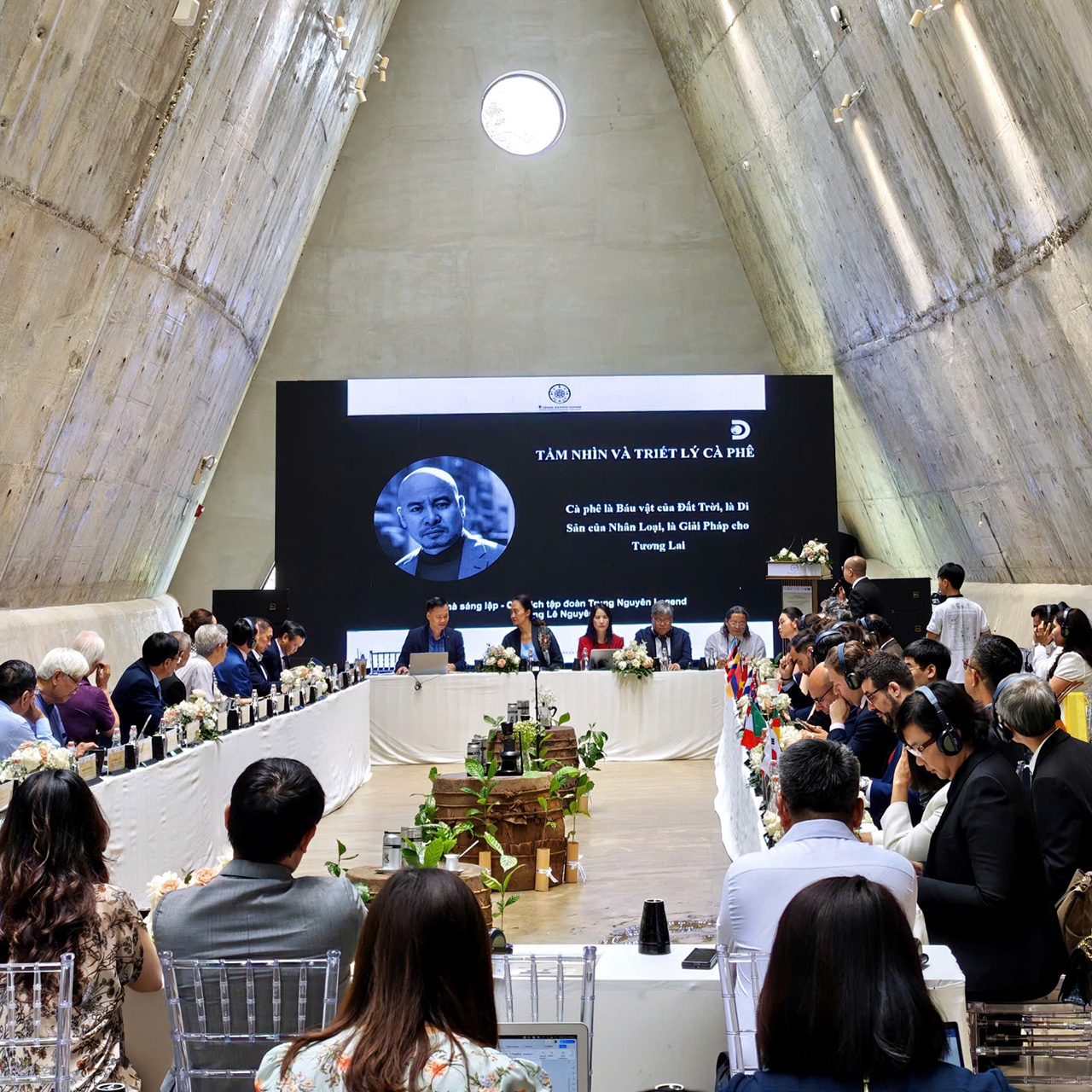 Đại diện Trung Nguyên Legend chia sẻ nền tảng triết lý hình thành nên hệ sinh thái cà phê toàn diện trên ba chiều kích: vật lý, xã hội và tinh thần, góp phần lan tỏa giá trị cà phê, văn hóa cà phê Việt Nam ra toàn cầu.