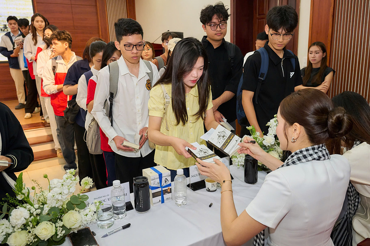 Các bạn sinh viên hào hứng nhận những cuốn sách từ Hành trình Từ Trái Tim trao tặng, giúp người trẻ định hình tư tuy, bản lĩnh để nuôi dưỡng hoài bão, cống hiến cho đất nước.