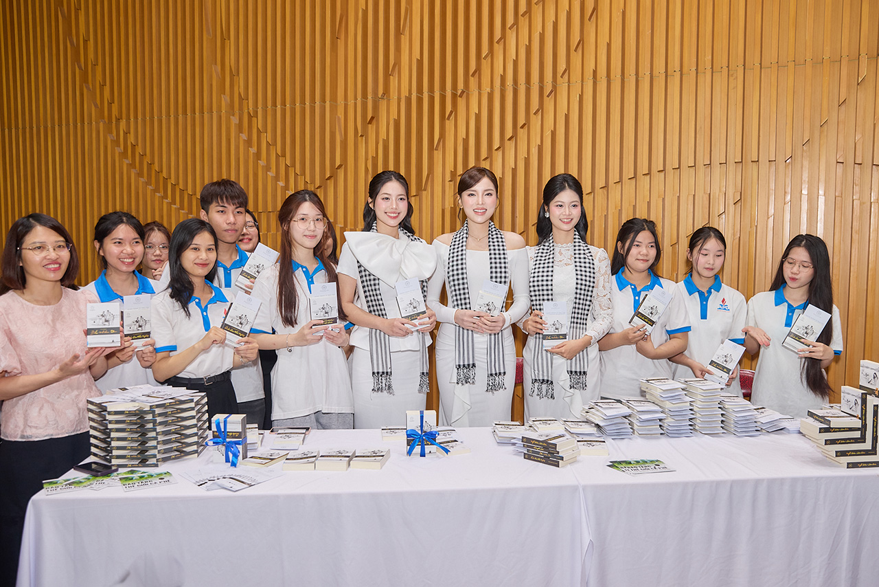 Các bạn sinh viên hào hứng nhận những cuốn sách từ Hành trình Từ Trái Tim trao tặng, giúp người trẻ định hình tư tuy, bản lĩnh để nuôi dưỡng hoài bão, cống hiến cho đất nước.