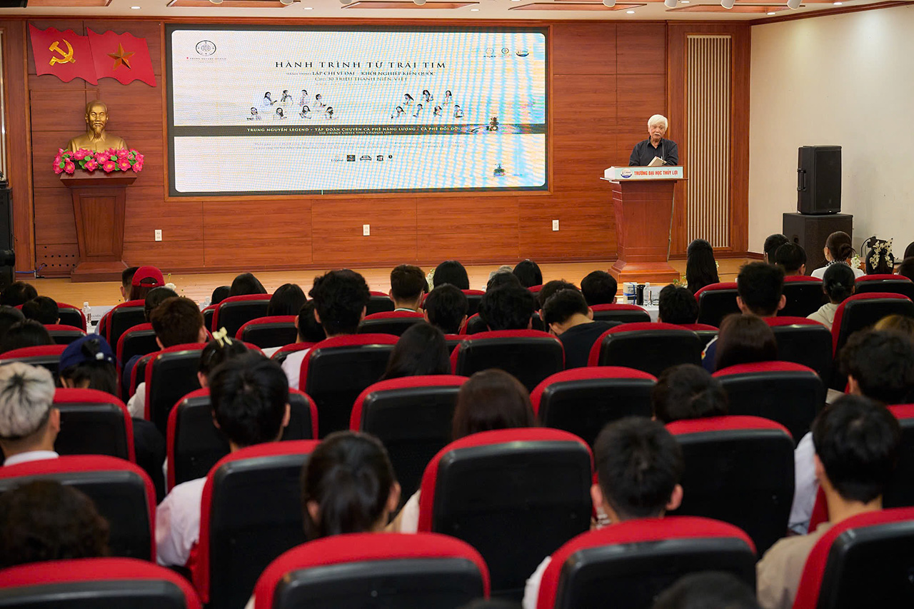 Nhà sử học Dương Trung Quốc nhiều lần chia sẻ đến sinh viên triết lí “ai cần ai”, gợi mở sâu hơn về trách nhiệm công dân.