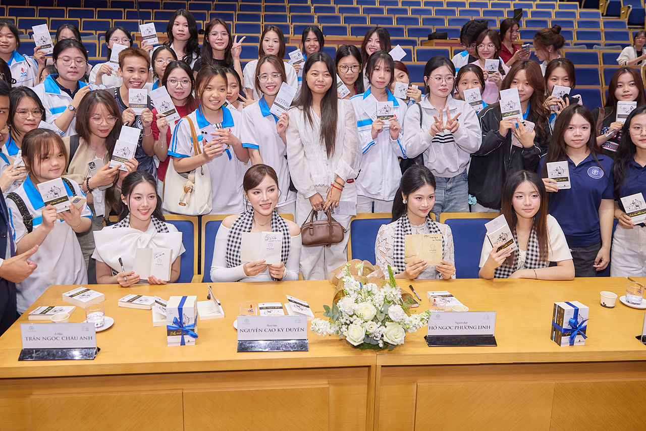 Chương trình giao lưu giữa các khách mời và sinh viên mang đến không gian trao đổi cởi mở giúp các bạn trẻ hình thành sự tự tin, bản lĩnh trên hành trang tương lai.