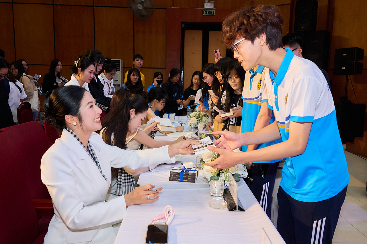 Sinh viên hào hứng đón nhận những cuốn sách nền tảng đổi đời, một hành trang quý giá trên con đường lập nghiệp và cống hiến cho đất nước