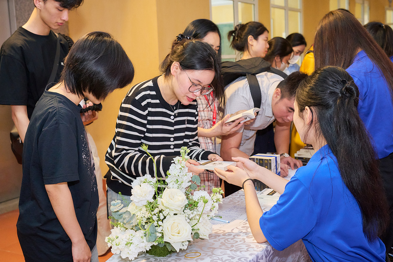 Sinh viên trân trọng những quyển sách Hành trình trao tặng cũng như các bài học chia sẻ ý nghĩa đối với chặng đường lập nghiệp, lập chí