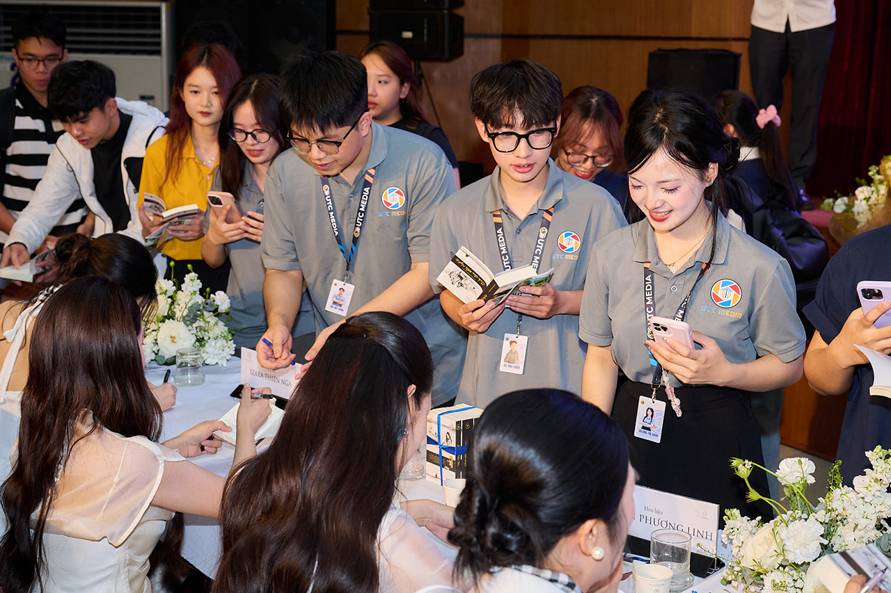 Sinh viên rạng rỡ đón nhận những tri thức mới, sẵn sàng mở ra hành trình lập nghiệp tương lai