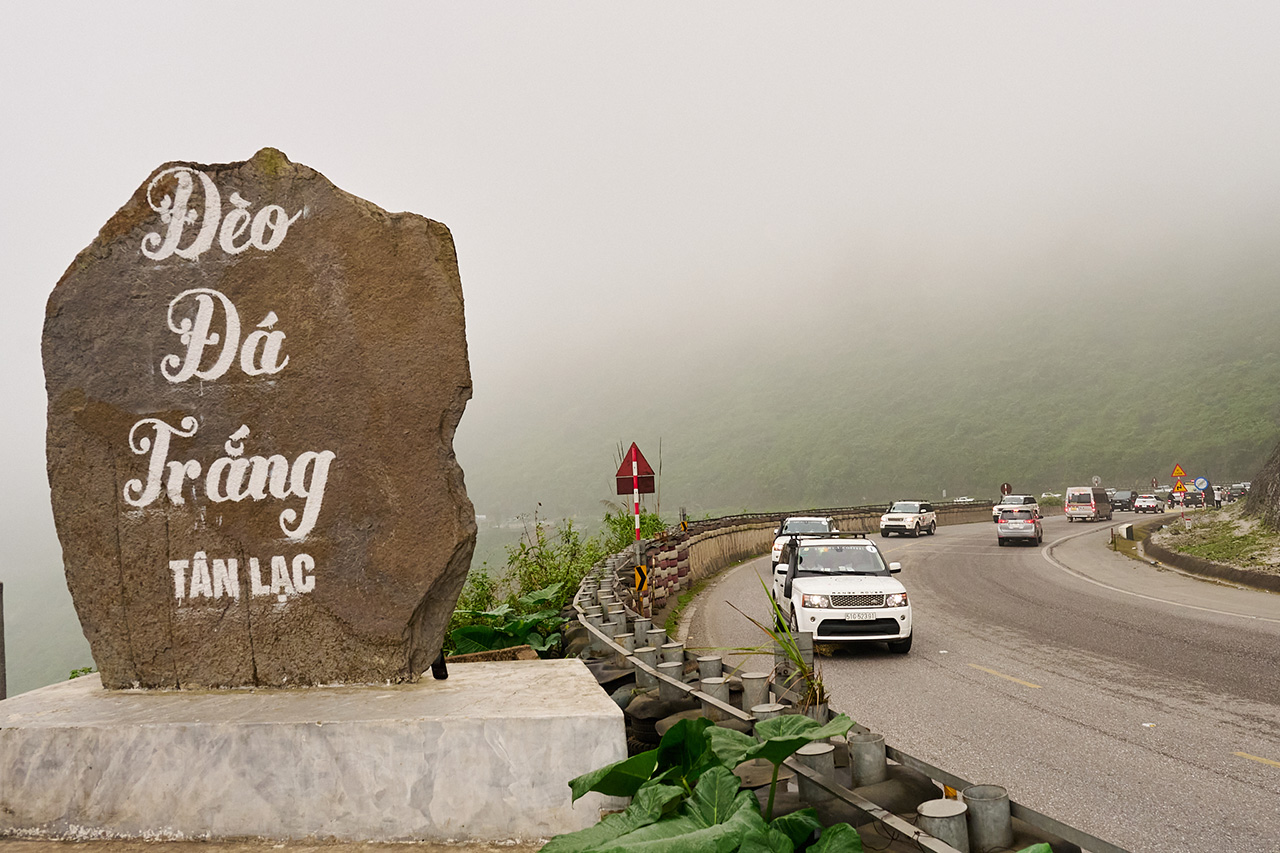 Đoàn xe “Hành trình Từ Trái Tim” vượt hàng trăm km, qua những cung đường gập ghềnh, hiểm trở đến với các chiến sĩ, học sinh, người dân nơi núi cao