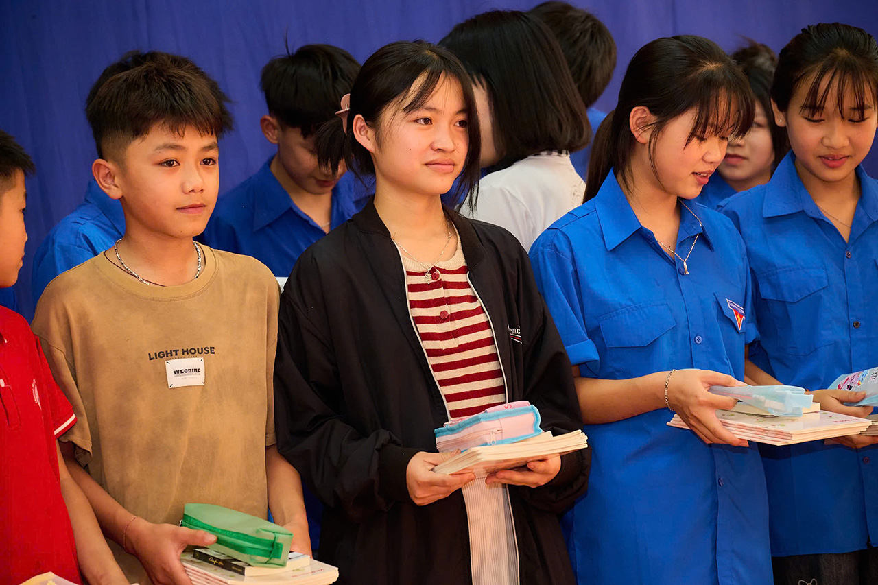 Người dân và các em học sinh bản Púng, bản Muông xúc động khi nhận những phần quà ý nghĩa từ Hành trình Từ Trái Tim