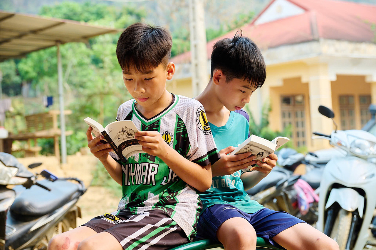 Các em học sinh bản Púng chăm chú đọc những quyển sách nền tảng đổi đời