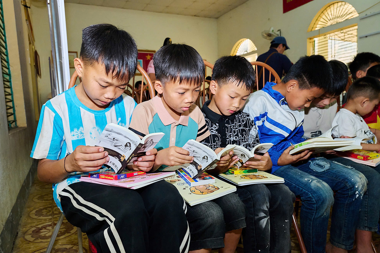Các em học sinh bản Púng chăm chú đọc những quyển sách nền tảng đổi đời
