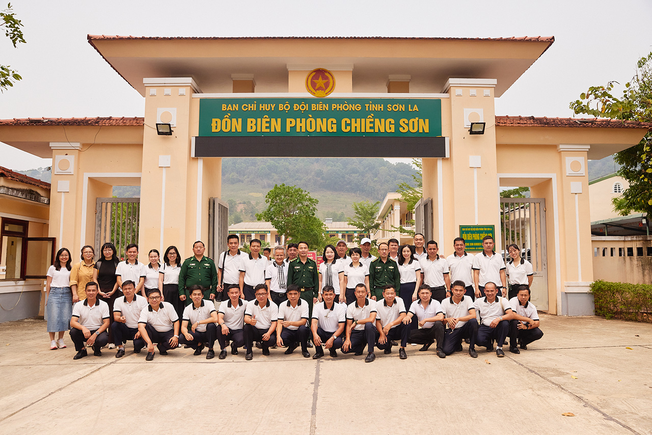 Hành trình Từ Trái Tim vượt đường hiểm trở đến với Đồn biên phòng Chiềng Sơn