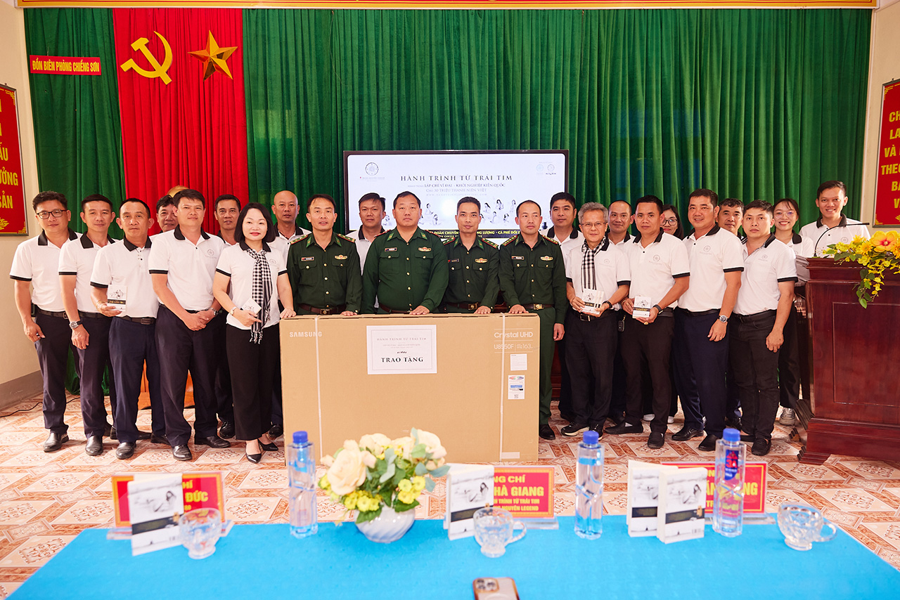 Các cán bộ, chiến sĩ Đồn Biên phòng Chiềng Sơn, tỉnh Sơn La đón nhận món quà ý nghĩa từ Hành trình Từ Trái Tim