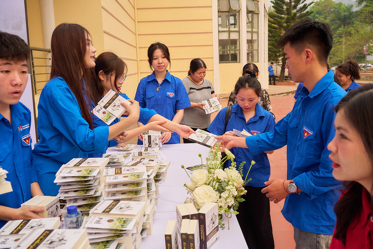 Dù còn nhiều khó khăn về điều kiện học tập và sinh hoạt, sinh viên Đại học Tây Bắc vẫn không ngừng nỗ lực, phát huy giá trị truyền thống và chủ động hội nhập