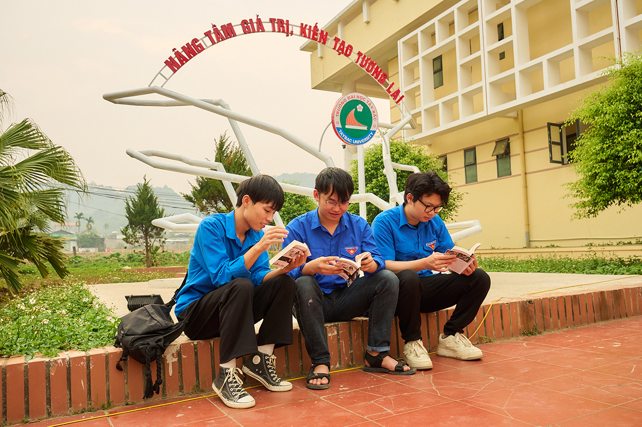 Dù còn nhiều khó khăn về điều kiện học tập và sinh hoạt, sinh viên Đại học Tây Bắc vẫn không ngừng nỗ lực, phát huy giá trị truyền thống và chủ động hội nhập