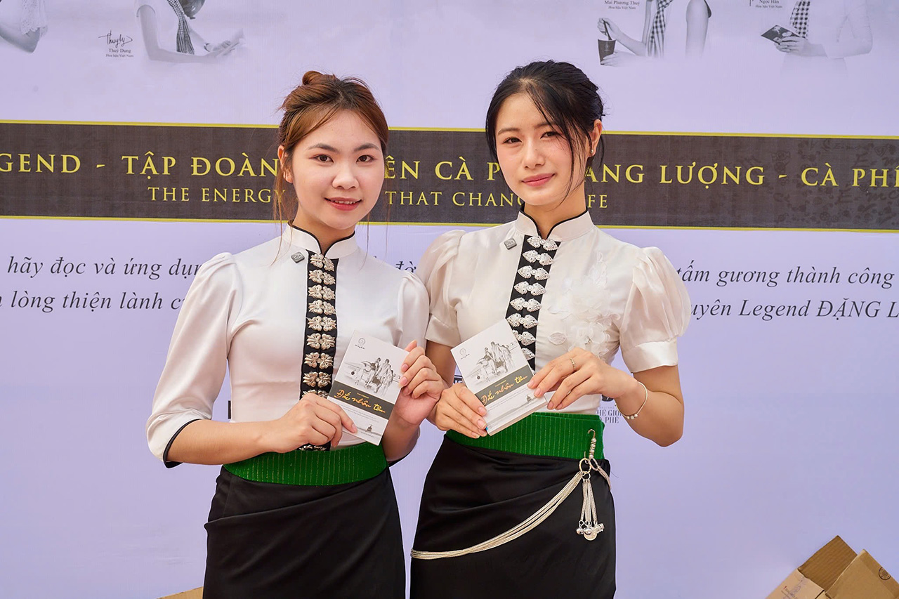 Sinh viên hào hứng nhận sách quý từ Hành trình Từ Trái Tim, hành trình giúp người trẻ theo đuổi ước mơ, phụng sự cộng đồng