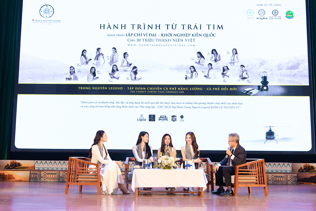 Các khách mời giao lưu cùng sinh viên Đại học Tây Bắc, lan tỏa tinh thần lập thân, lập nghiệp, kiến quốc