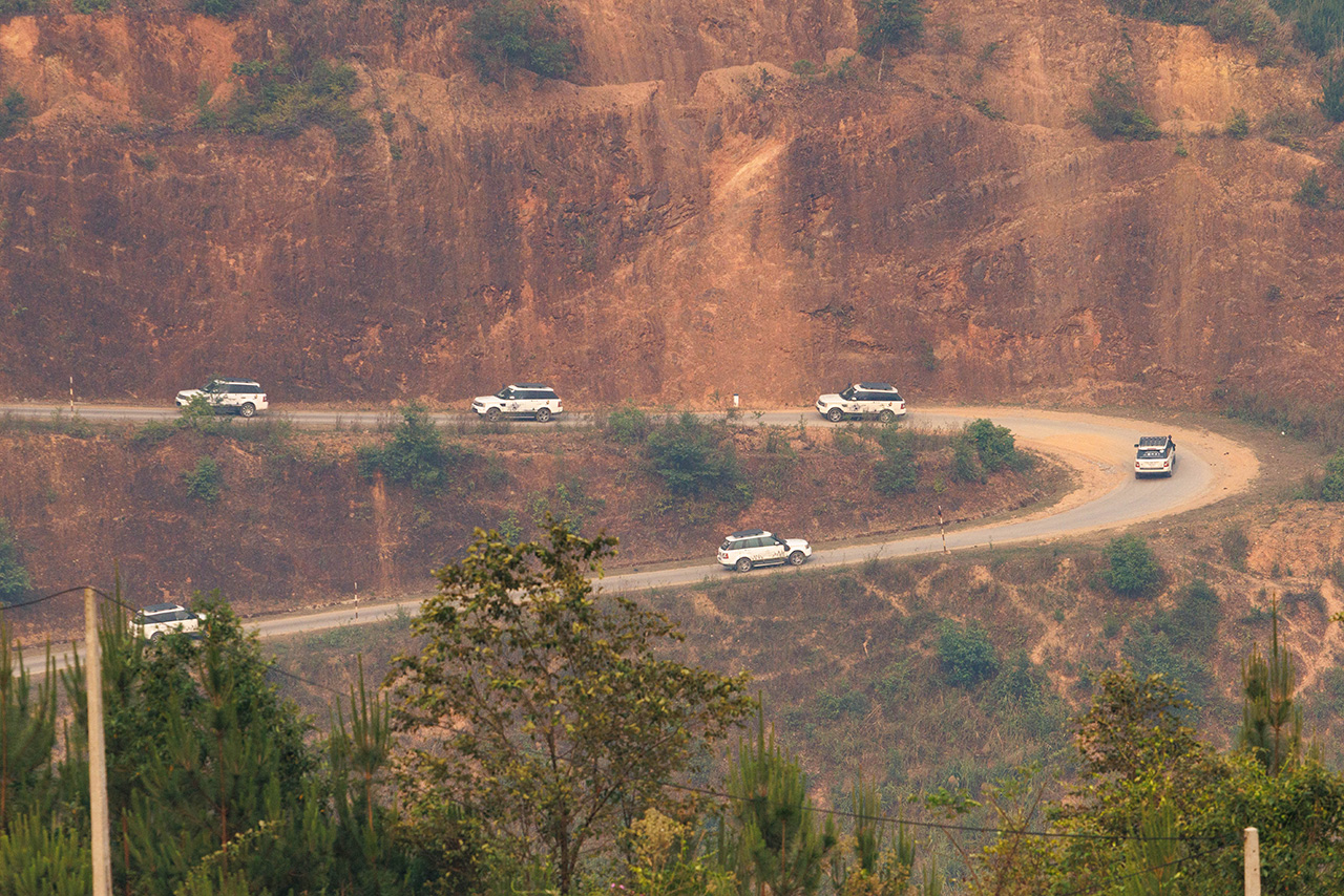 Đoàn xe Hành trình Từ Trái Tim vượt địa hình hiểm trở để đến với các chiến sĩ Đồn biên phòng Mường Lèo